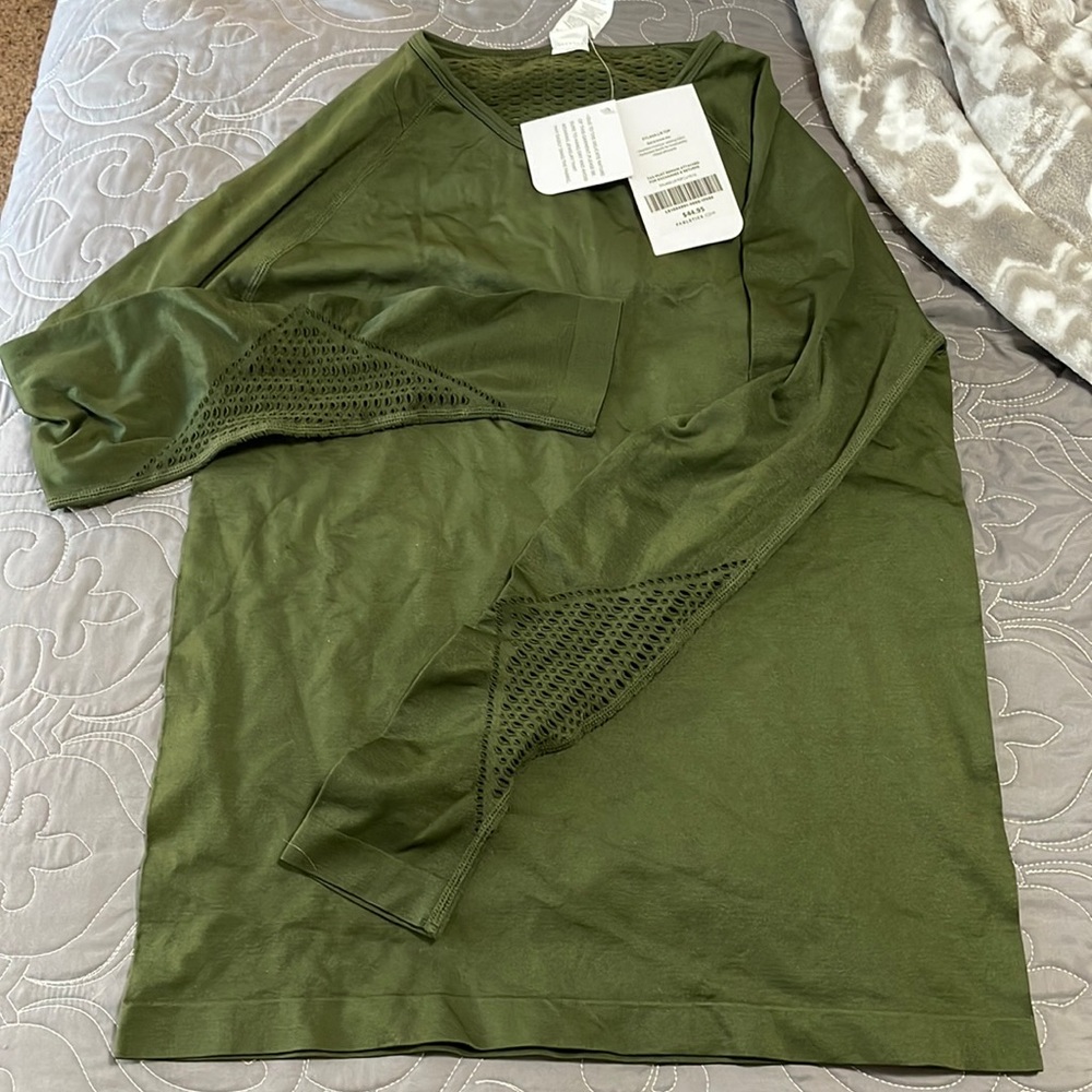 Fabletics L seamless run top with mesh NWT 🫒olive green color